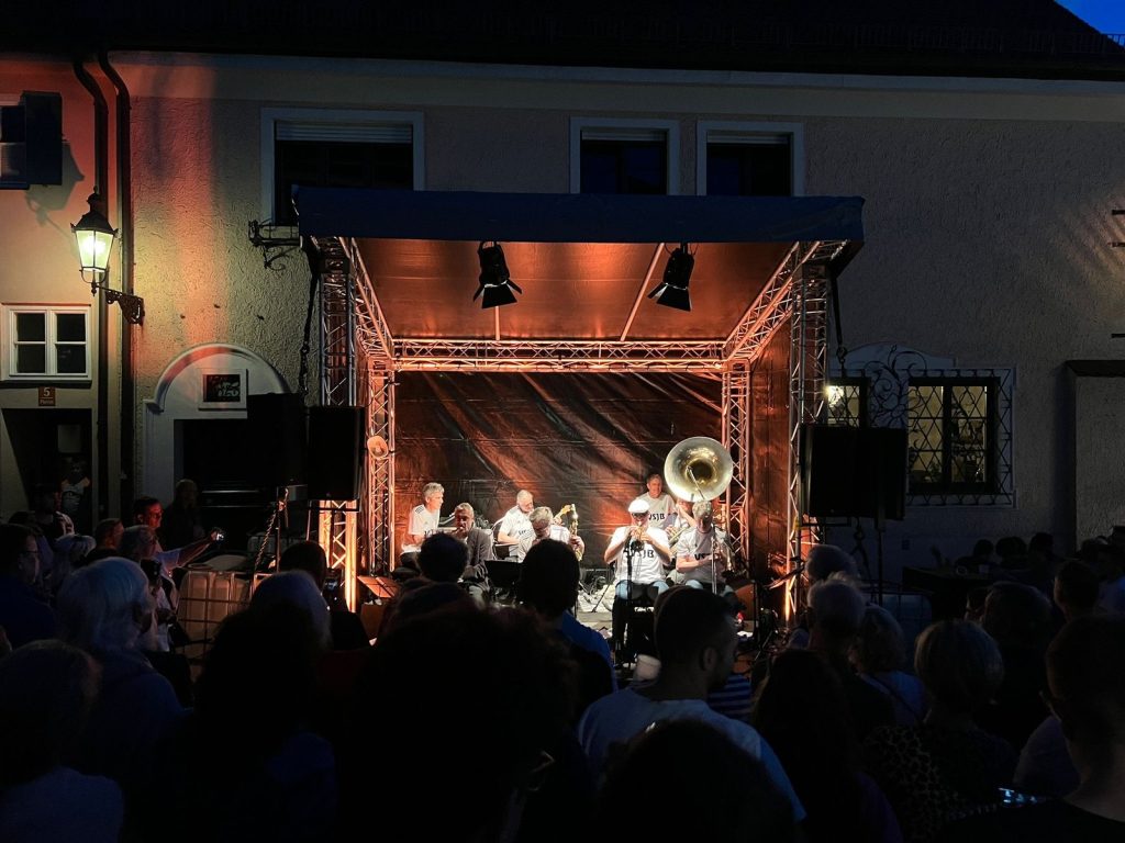 Publikumsnahe Straßenjazz-Szene in Dachau 2024